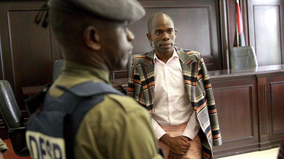 Quatro ativistas condenados a dois anos e cinco meses de prisão em Luanda