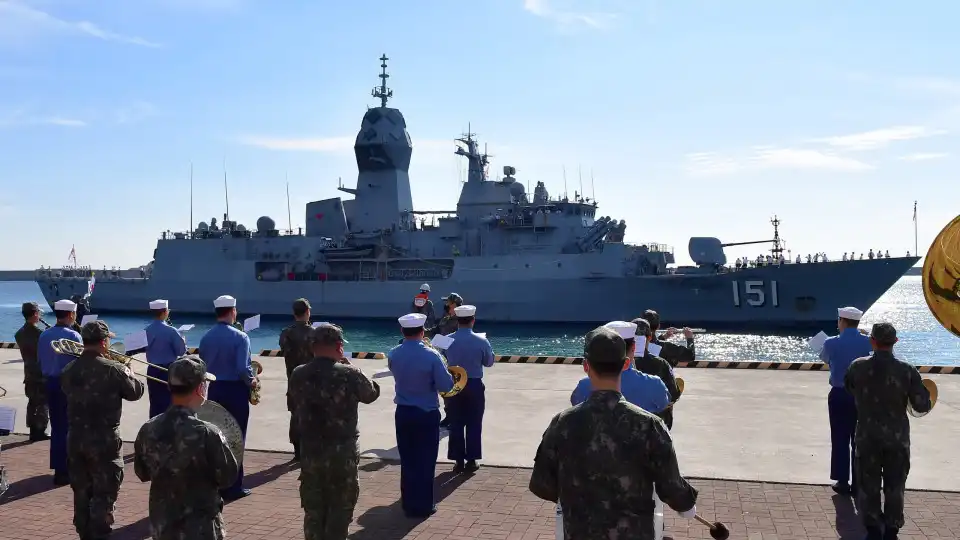 Navio da marinha da Nova Zelândia naufraga em Samoa