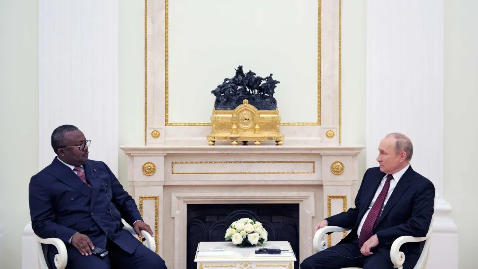 Presidente da Guiné-Bissau apela ao diálogo em visita a Putin em Moscovo