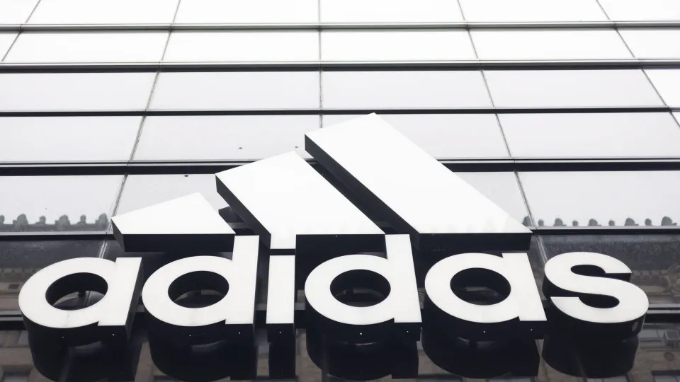 Adidas passa de prejuízo a lucro de 764 milhões de euros em 2024
