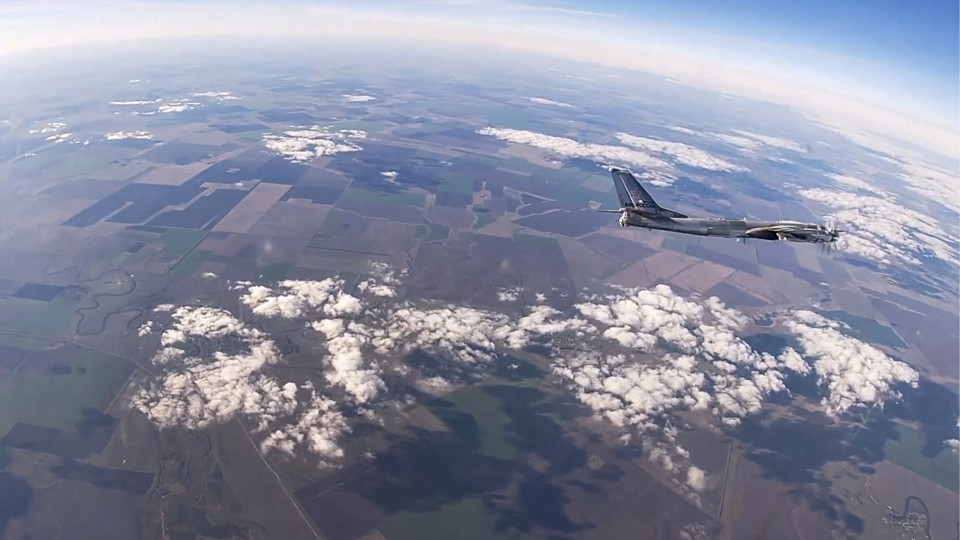 Bombardeiros estratégicos russos e chineses em patrulha perto do Alasca