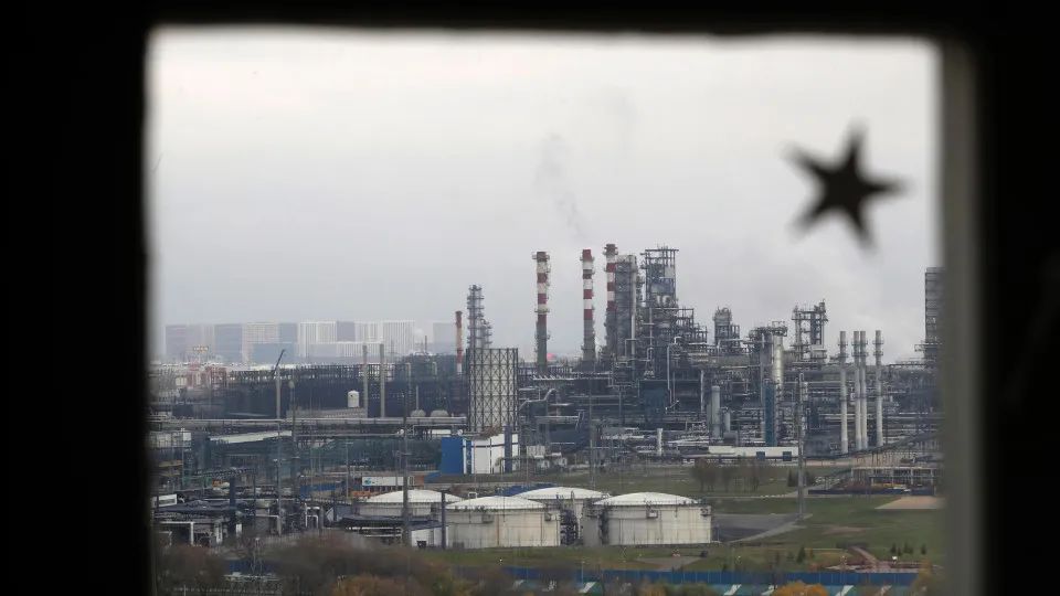 UE aprova proposta de limite de 60 dólares por barril de petróleo russo