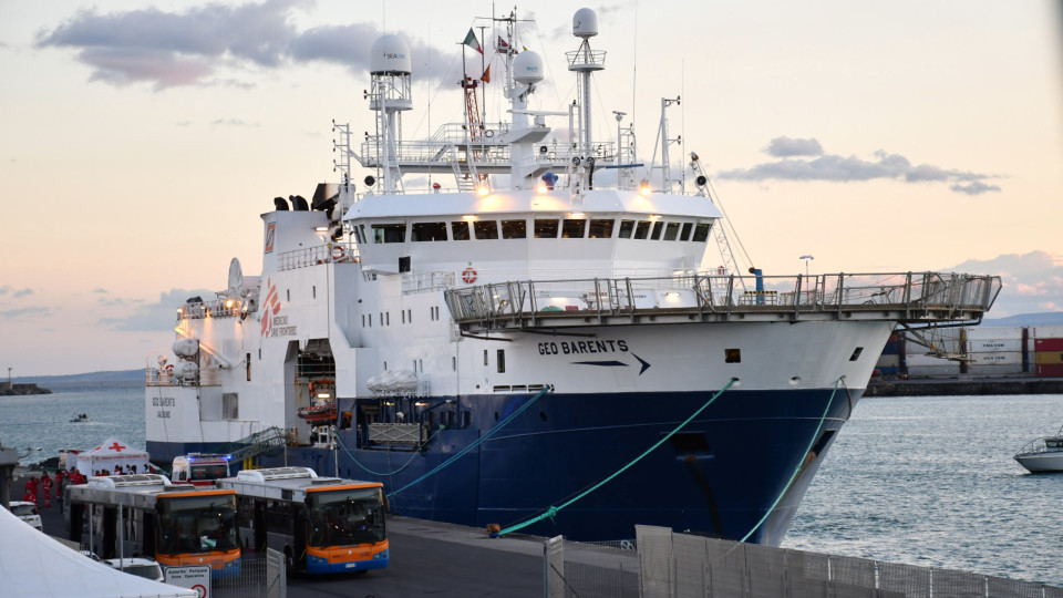 Itália cede porto a navios com 500 migrantes mas afasta-os da Sicília