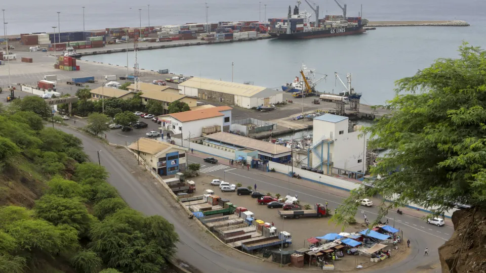 Cabo Verde restringe acesso e uso de viaturas do Estado