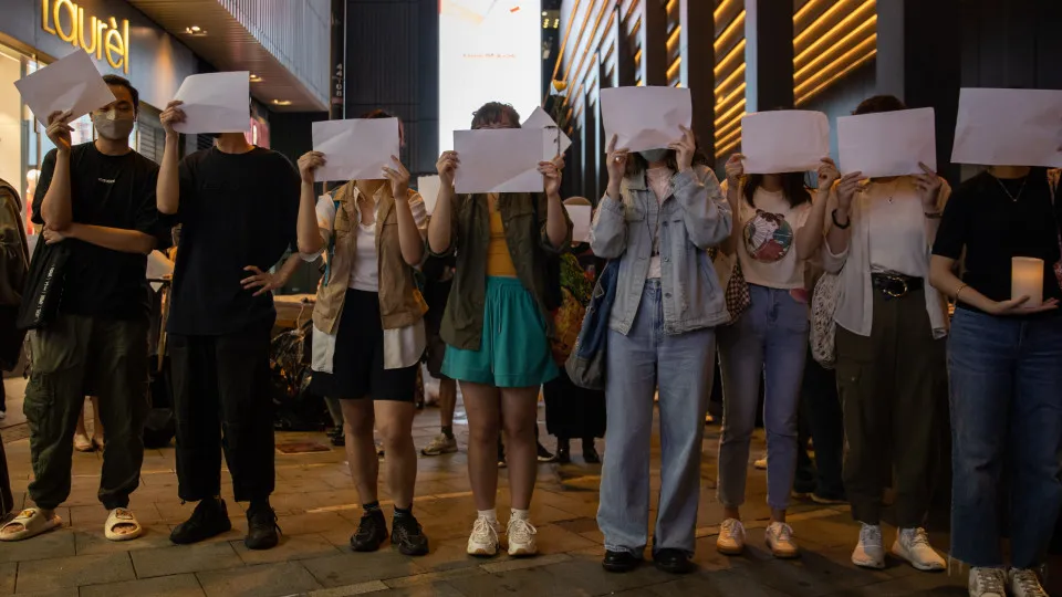 Estudantes em Hong Kong manifestam-se em apoio a protestos na China