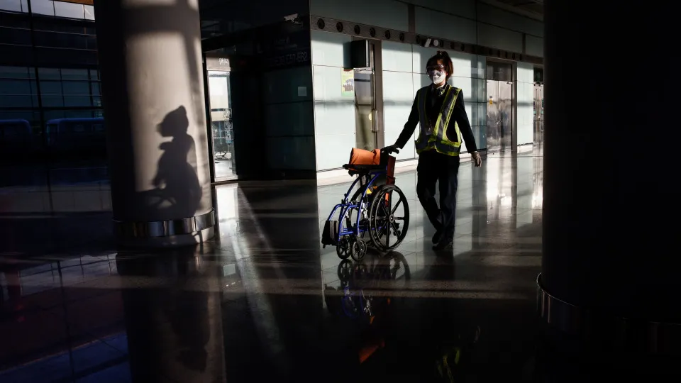China com duas mortes devido à Covid. Algumas cidades diminuem restrições