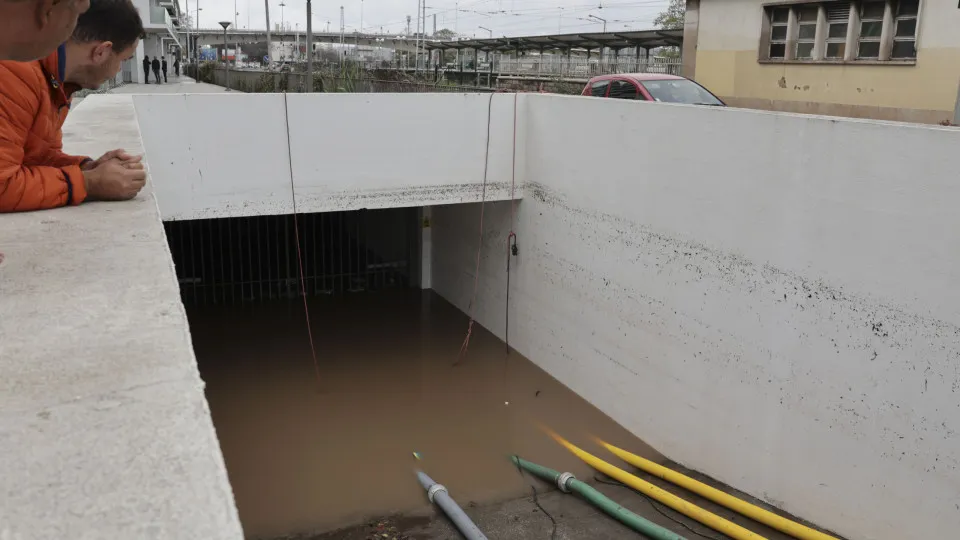 Restabelecida circulação na linha de Cascais com paragem em Algés