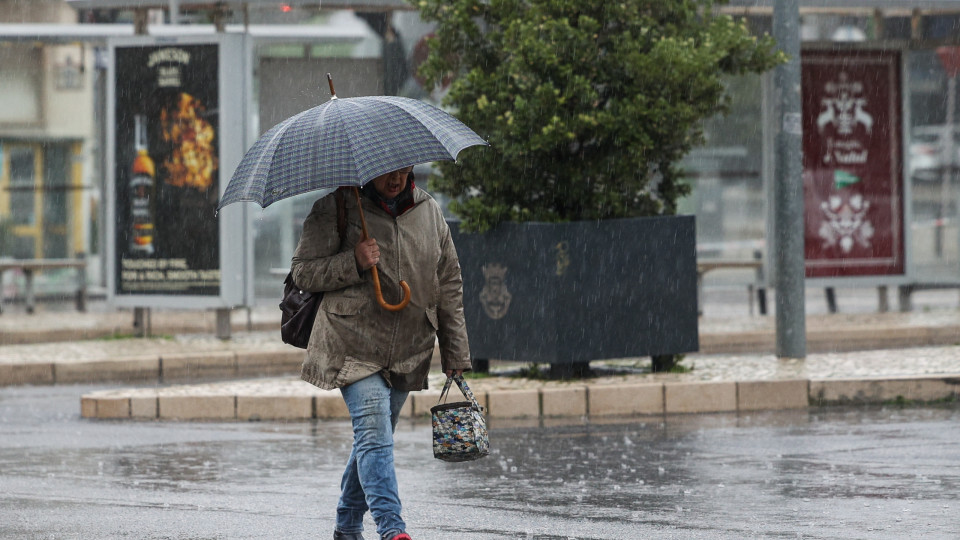 Cinco distritos sob aviso amarelo por chuva e trovoadas durante o dia de hoje