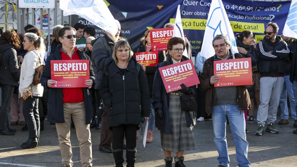 Professores recebem com protesto ministro da Educação em escola de Águeda