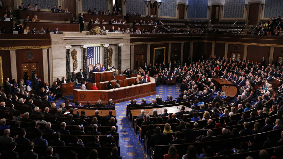 Congresso dos EUA vota sábado propostas para desbloquear ajuda a aliados