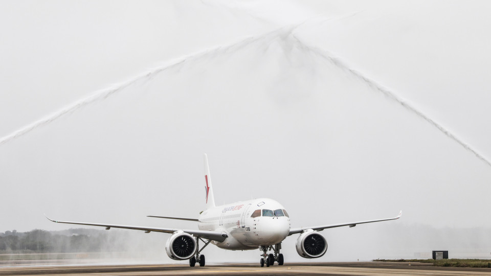 Primeiro avião comercial de fabrico chinês realiza voo inaugural