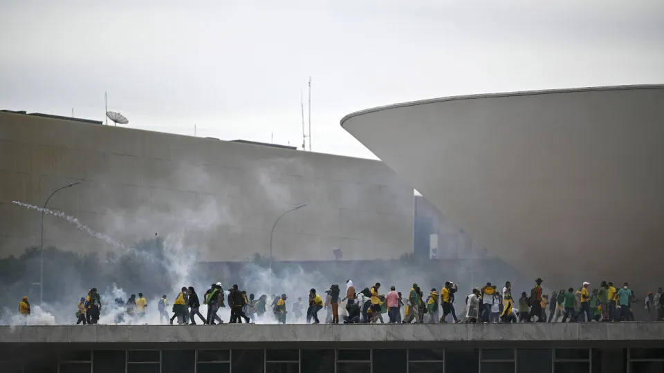 Congresso brasileiro inicia investigação sobre ataques 'bolsonaristas'