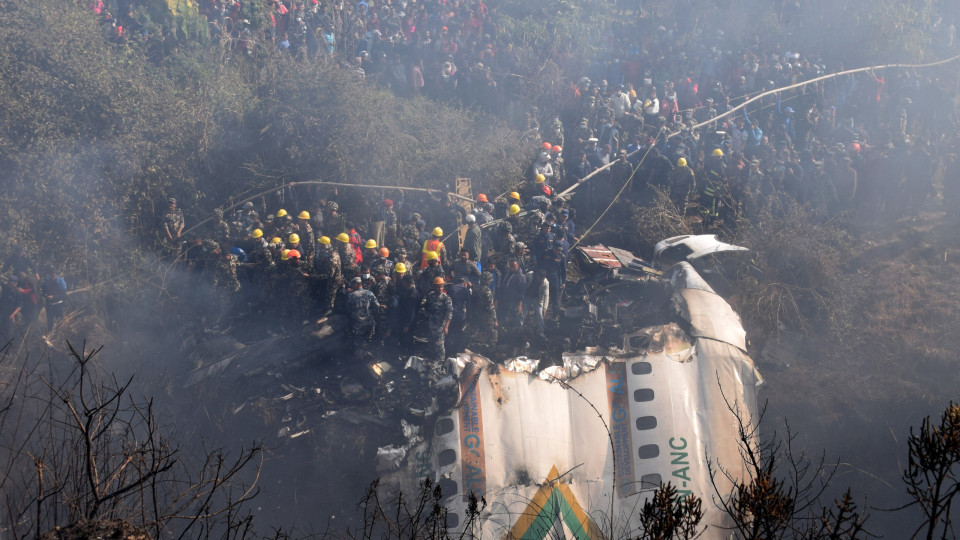 Nepal revê para 66 número de mortos em acidente aéreo de domingo