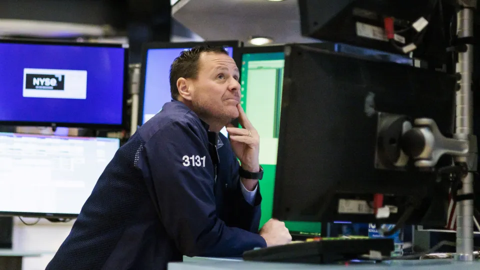 Wall Street começa a semana a recuar com receio de altas taxas de juro