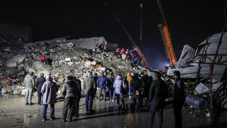 Sobe para mais de 3.600 o número de mortos no sismo na Turquia e Síria