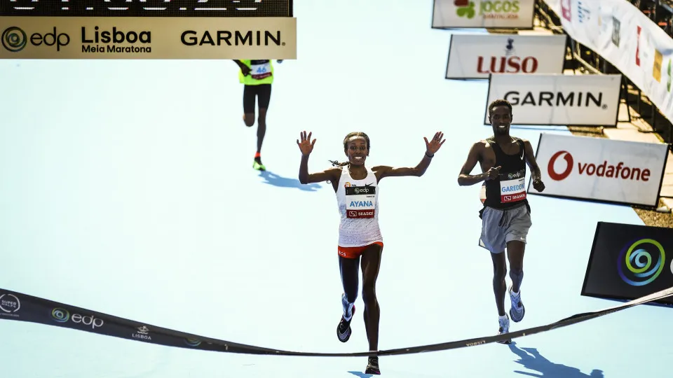 Etíopes Nibret Melak e Almaz Ayana vencem meia maratona de Lisboa