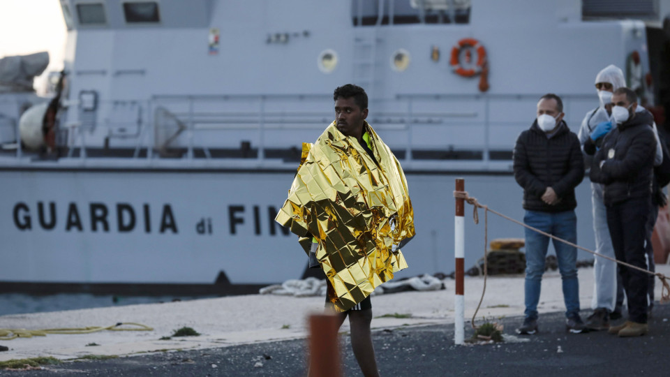 Guarda Costeira italiana socorre mais de 700 pessoas no Mediterrâneo