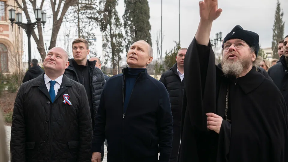 Kyiv acusa Putin de visitar Mariupol "de noite" para ocultar destruição