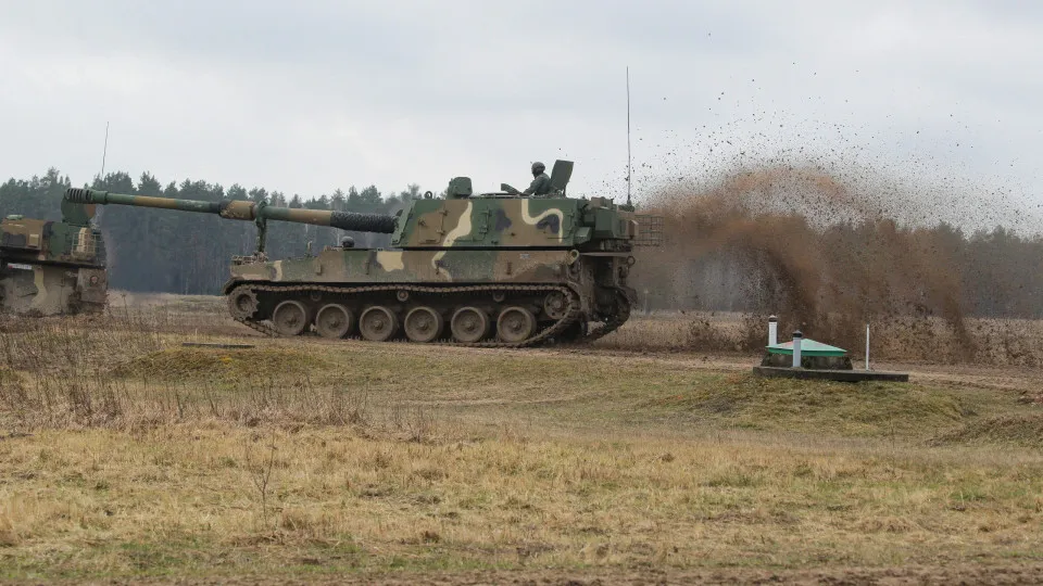 Polish president presides over K2 tanks, K9 howitzers shooting exercises