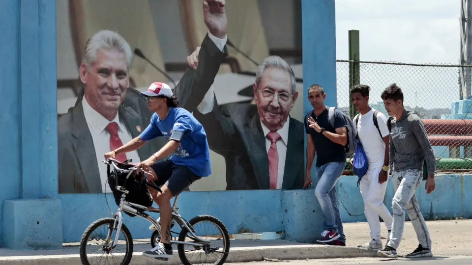Cuban parliament re-elects its leadership almost unanimously and without changes