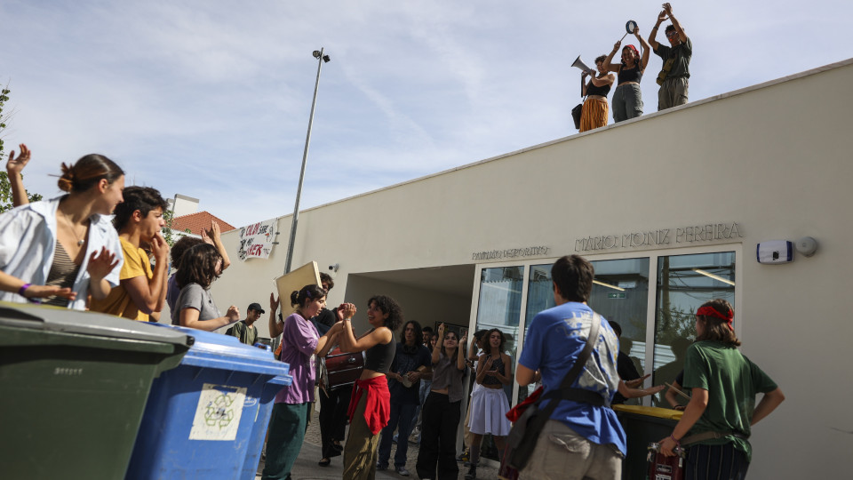 Ativistas do clima iniciam nova ocupação no Liceu Camões em Lisboa