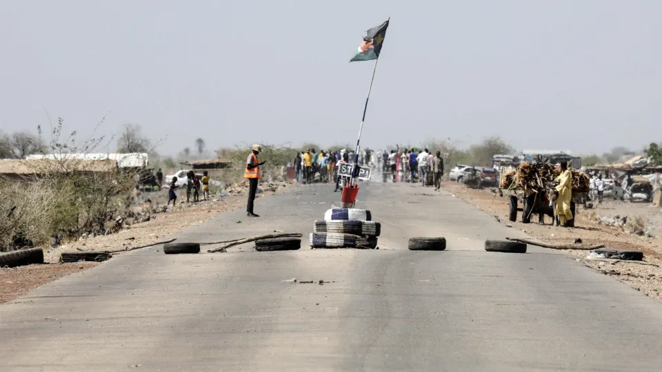Sudan refugees and returnees flee to South Sudan