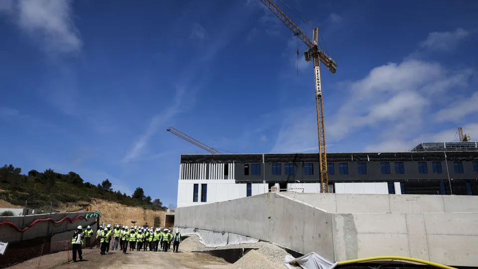 Ministro da Saúde visita obras do novo hospital de Sintra