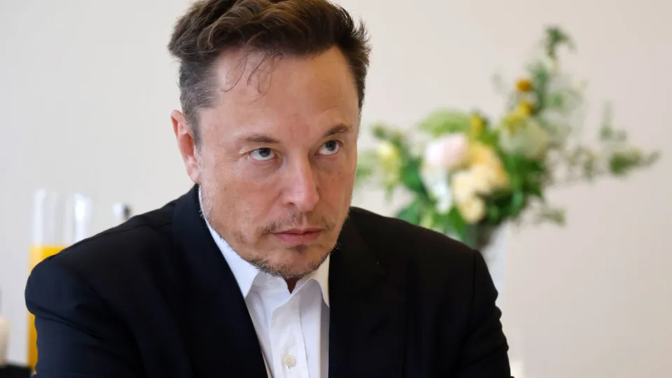 Elon Musk diz que Twitter perdeu metade das receitas publicitárias