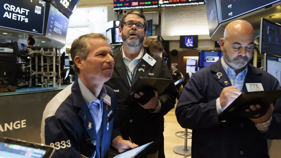 Wall Street mantém tendência de subida. Nasdaq e S&P500 renovam recordes