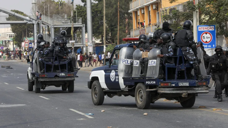 Polícia angolana desrespeita direito à manifestação e mata civis, diz AI