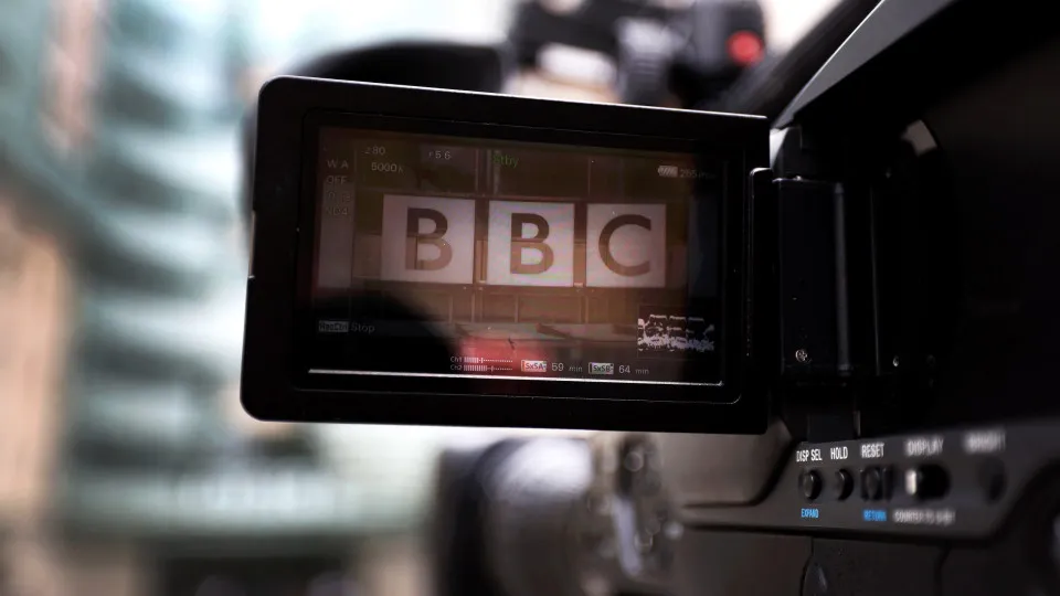 BBC propõe plano para combater desconfiança na informação e instituições
