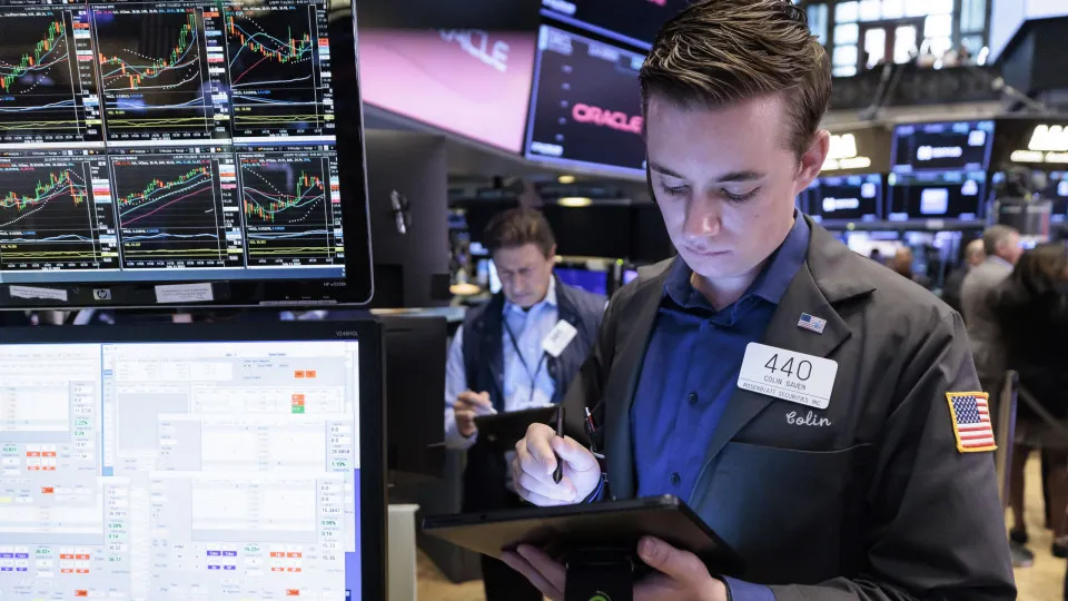 Wall Street hesita no início da sessão com Nvidia a descer