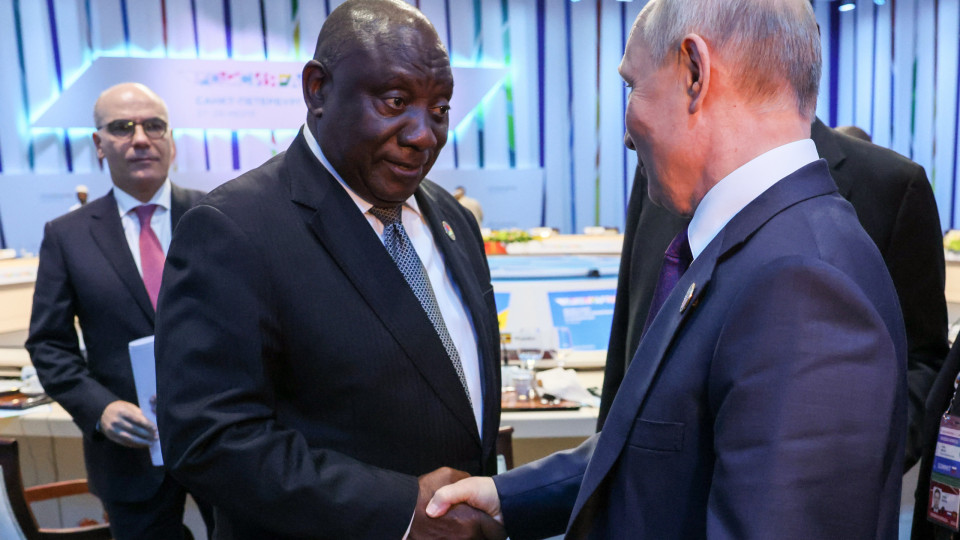 Presidente sul-africano a Putin: "Conflito deve resolver-se" rápido