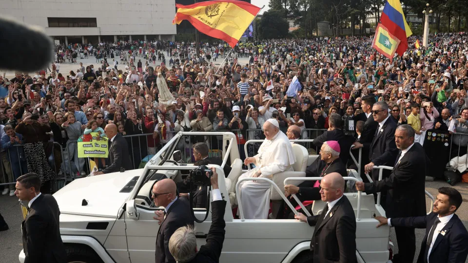 Duzentas mil pessoas recebem o Papa no Santuário de Fátima