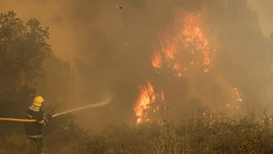 Perto de 100 operacionais combatem dois incêndios em Arcos de Valdevez