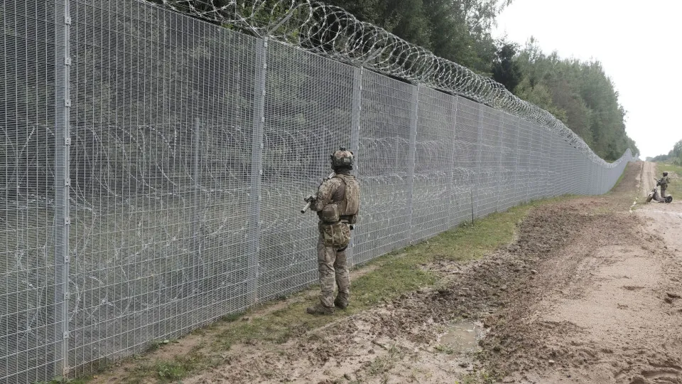 "Guerra híbrida"? Letónia reforça militares na fronteira com Bielorrússia