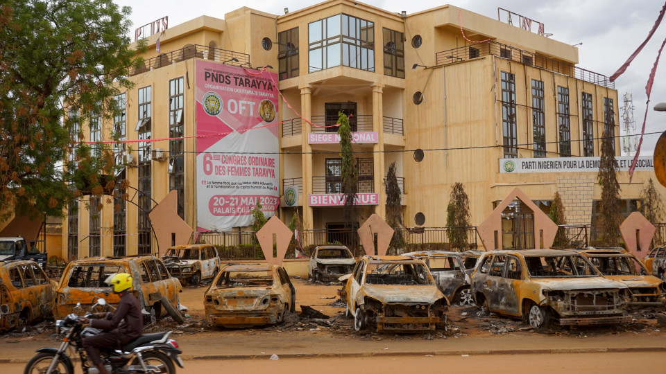 Níger. Militares querem processar presidente deposto por "alta traição"