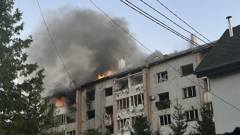 Nova vaga de bombardeamentos russos causa três mortos em Lutsk