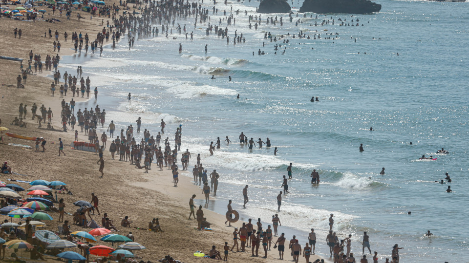 Calor coloca seis distritos a 'amarelo'. Máximas podem chegar aos 39ºC