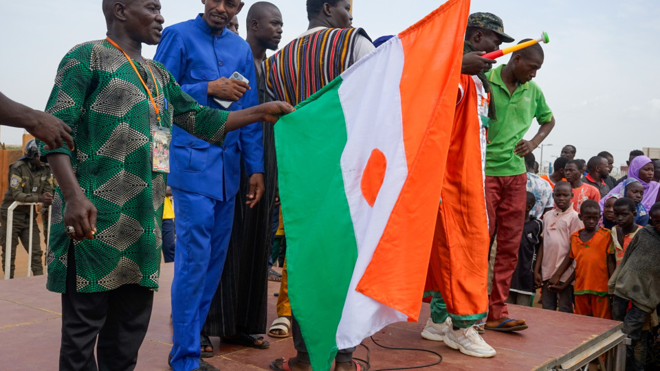 Níger. Centenas queimam bandeira francesa e exigem retirada de tropas