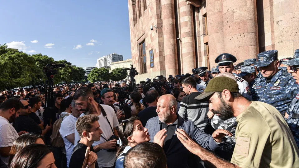 Nagorno-Karabakh. Pelo menos sete mil pessoas foram retiradas da região