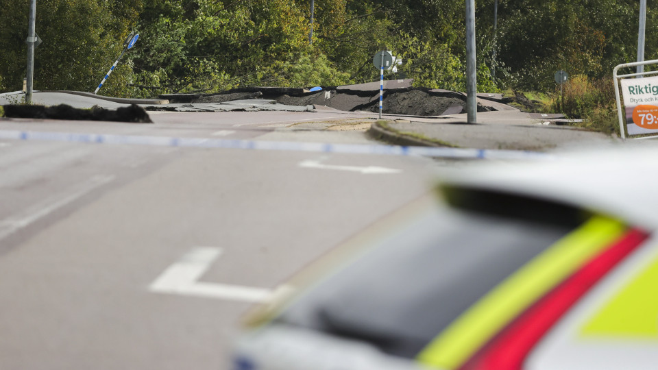 Deslizamento de terras na Suécia deixa três feridos e buraco em estrada