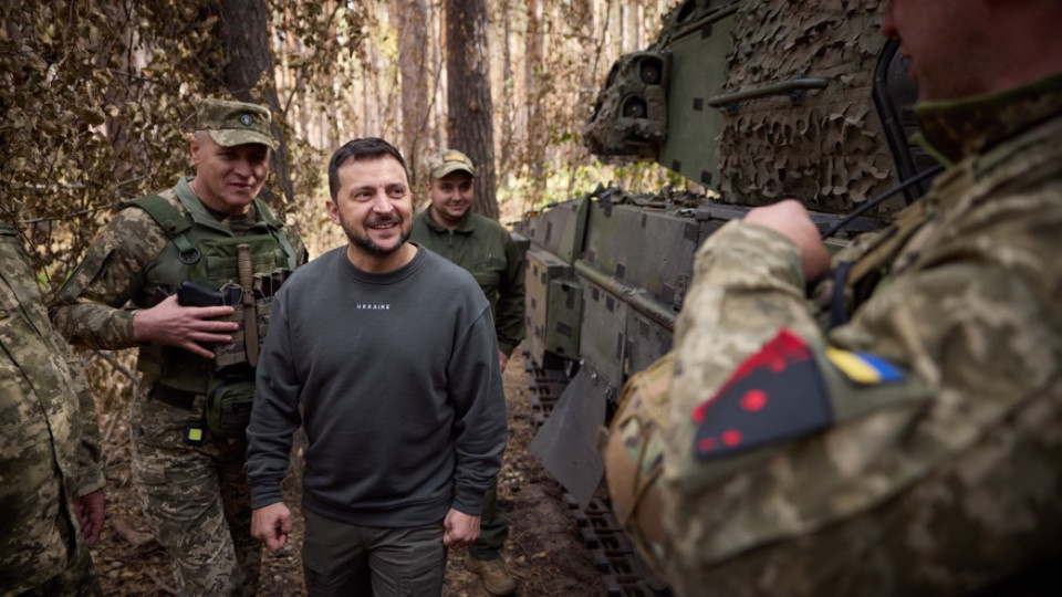 Ucrânia. Zelensky inspeciona tanques e EUA preparam novo pacote militar