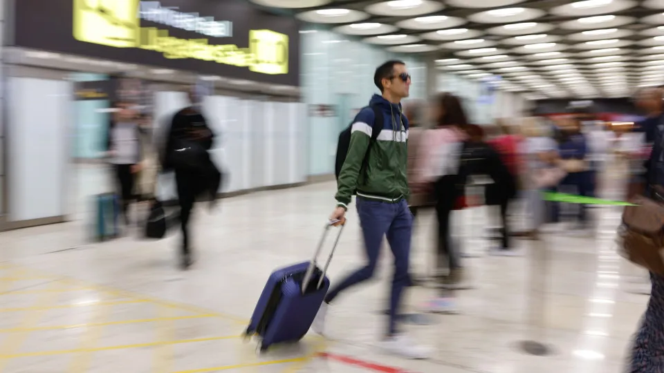 Chuvas levam a cancelamento de voos e desvios no aeroporto de Barcelona