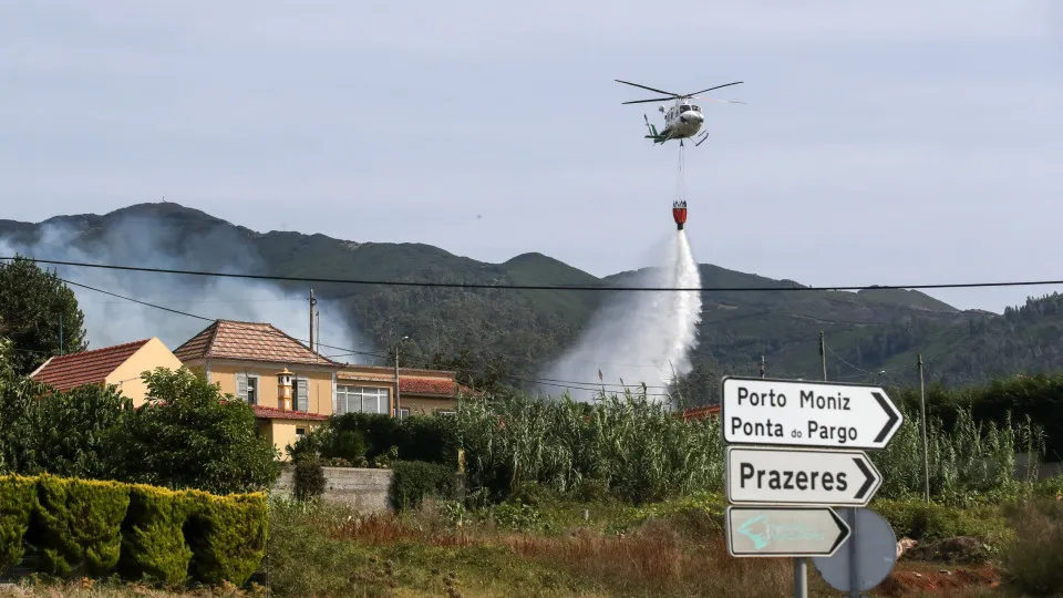 Fogo na Calheta tem mão criminosa. Escola e centro de saúde encerrados