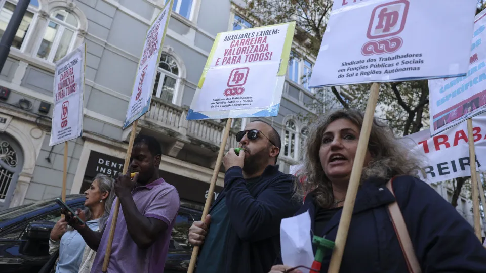 Técnicos auxiliares de saúde dizem que lei da nova carreira discrimina