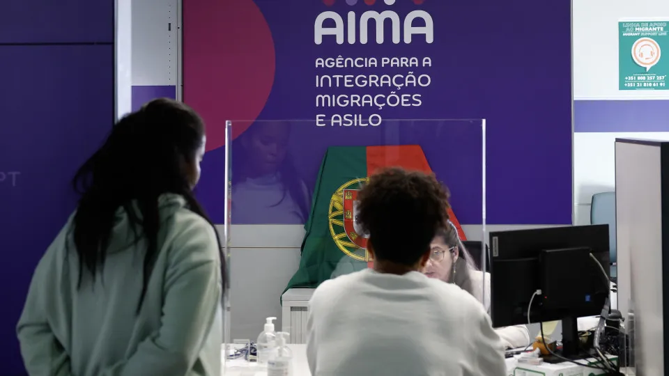 Tribunal dá sete dias à AIMA para responder sobre jovem deportado