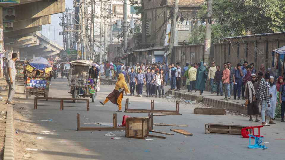 Fabricantes de vestuário no Bangladesh fecham fábricas temendo protestos