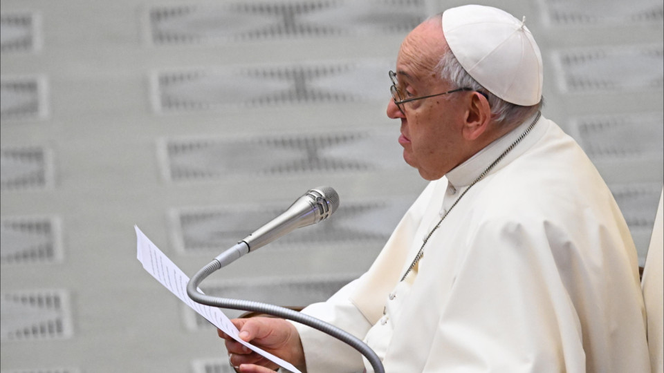 Papa apela para fundo contra fome financiado com dinheiro usado em armas