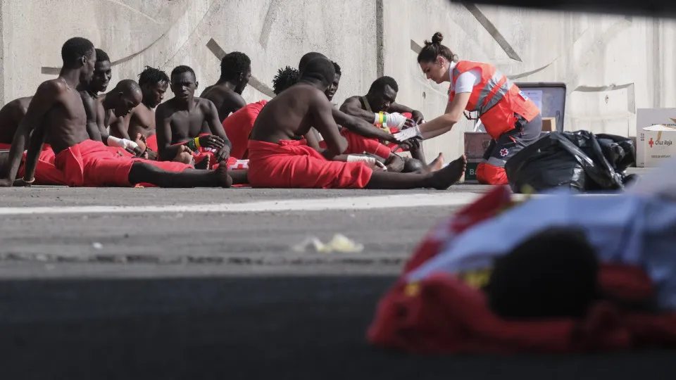 Pelo menos 211 migrantes chegam em quatro barcos às Ilhas Canárias
